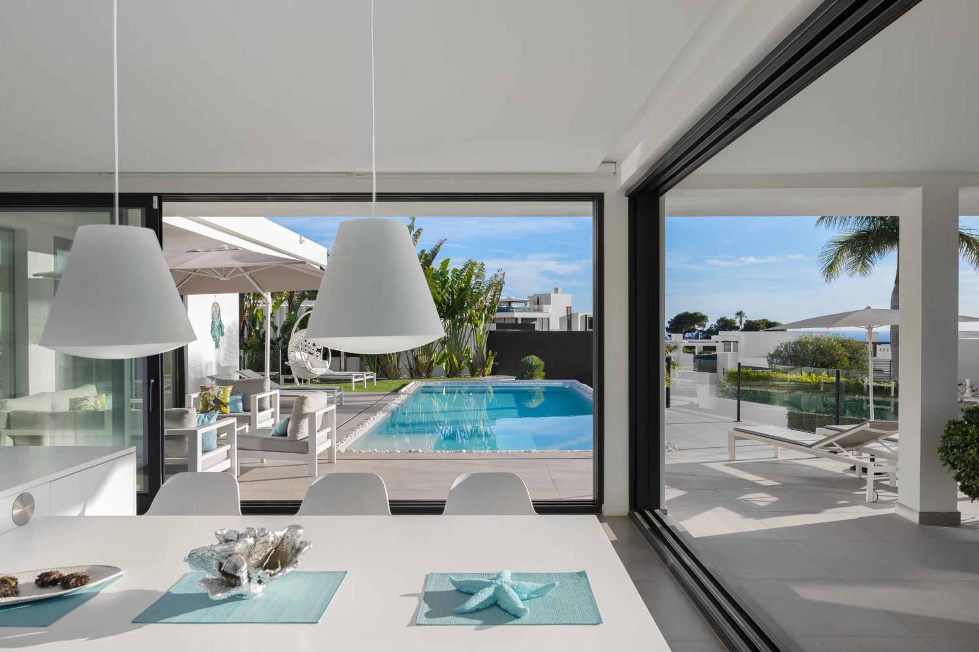 4-bedroom Modern With Heated Pool *