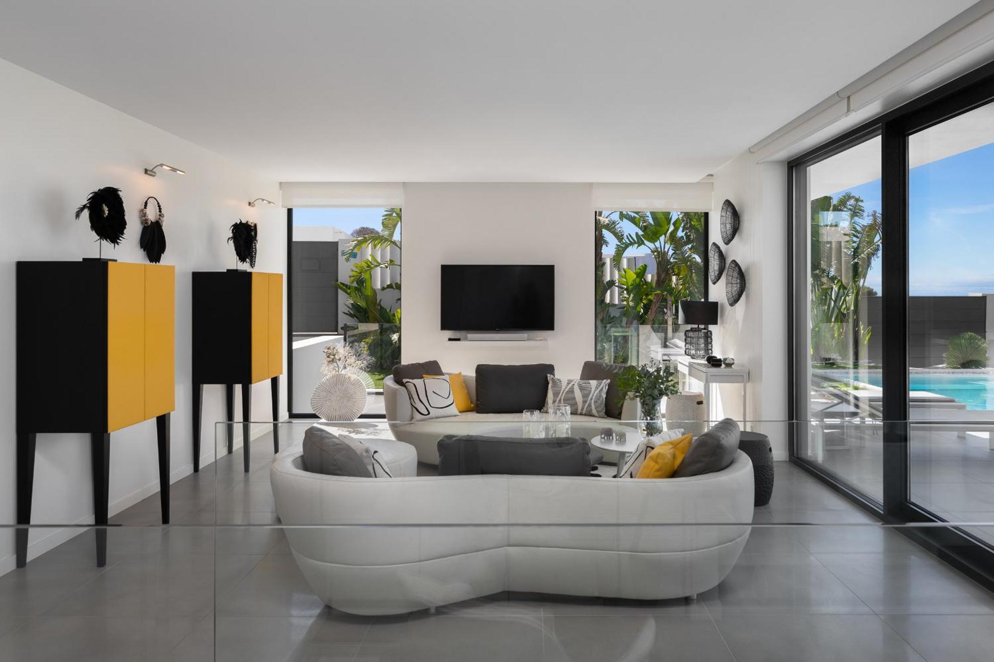 Villa 4-bedroom Modern With Heated Pool