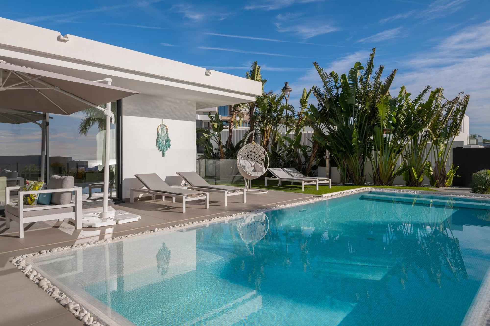 Villa 4-bedroom Modern With Heated Pool *