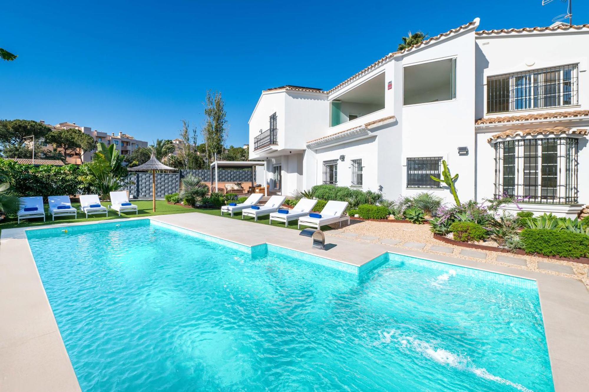 Villa Vacation I Azahar Retreat, Paradise For Golfers, Private Heated Pool, Close To The Beaches And High-end Restaurants