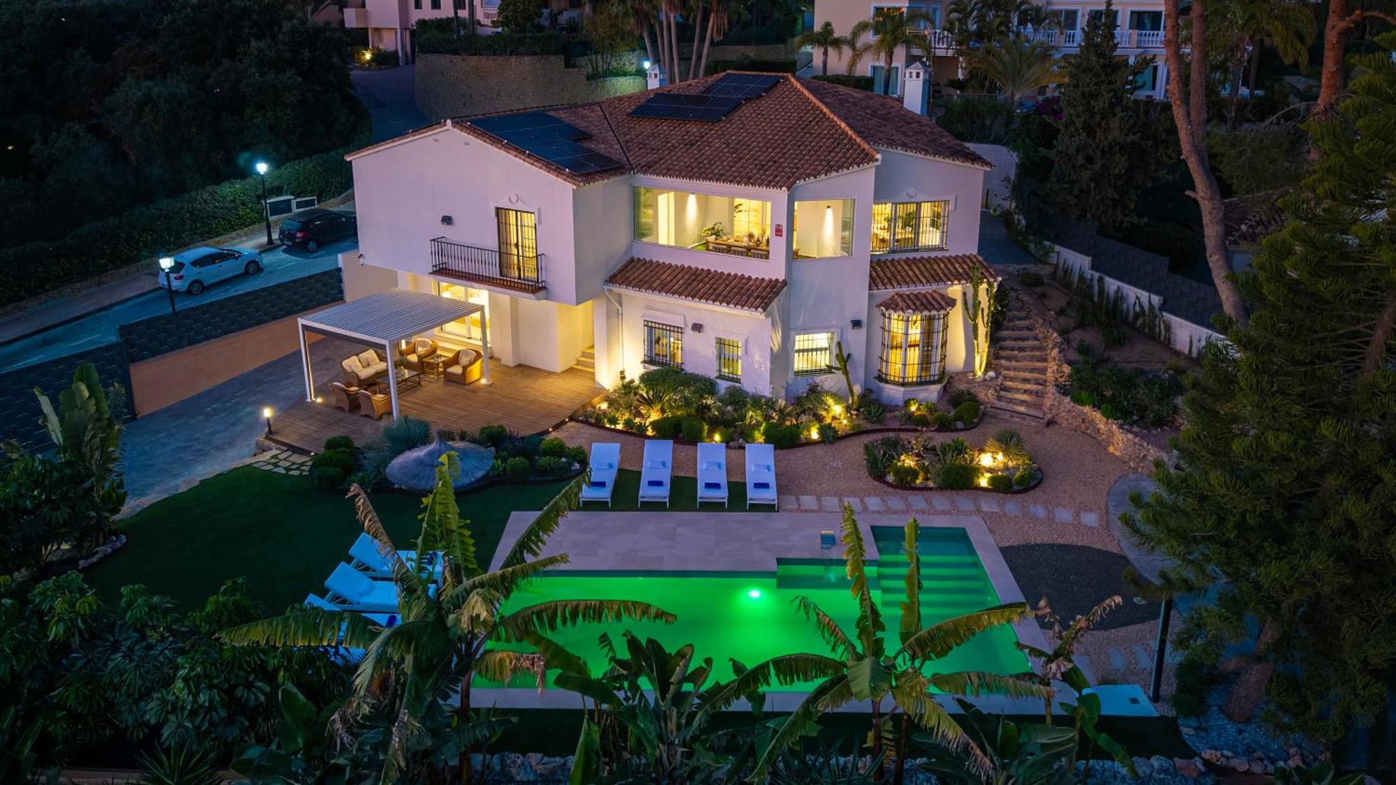 Villa Vacation I Azahar Retreat, Paradise For Golfers, Private Heated Pool, Close To The Beaches And High-end Restaurants Marbella