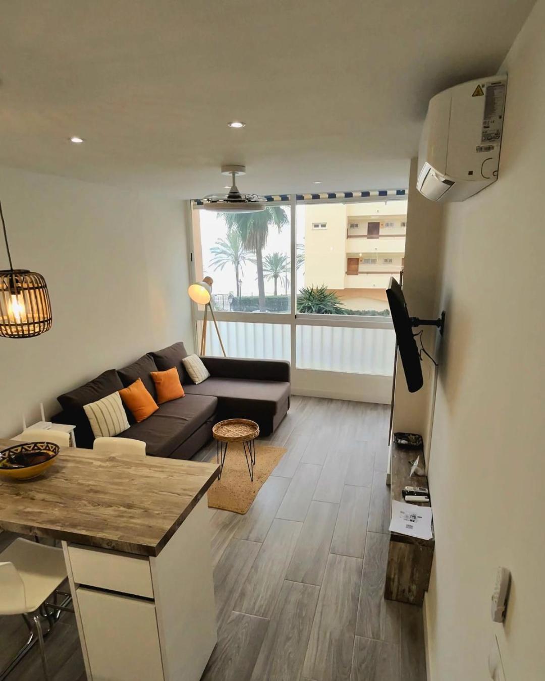 Apartment Sea View 2br Beachfront & Cozy Balcony
