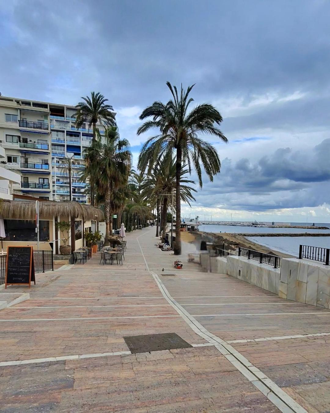 Apartment Sea View 2br Beachfront & Cozy Balcony *