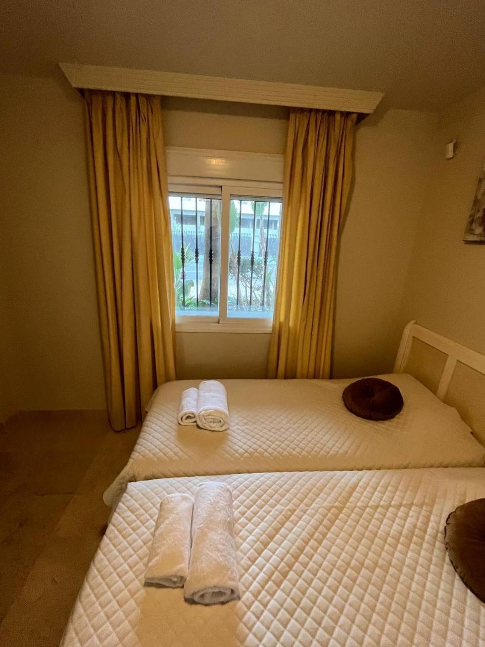 Piso 2 Habitaciones, Salon 2 Bano En Puerto Banus Vista Mar ! *