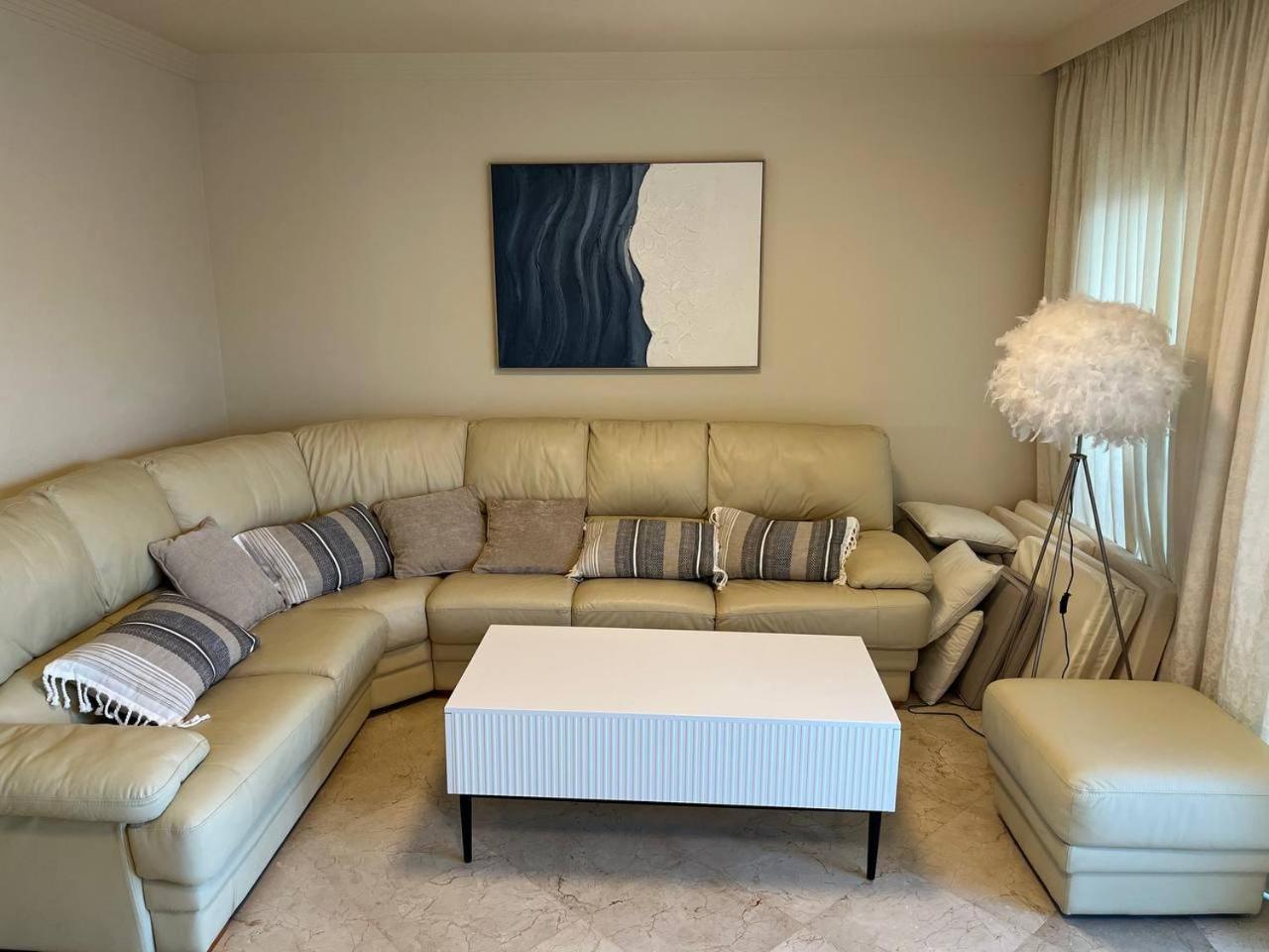 Piso 2 Habitaciones, Salon 2 Bano En Puerto Banus Vista Mar ! *