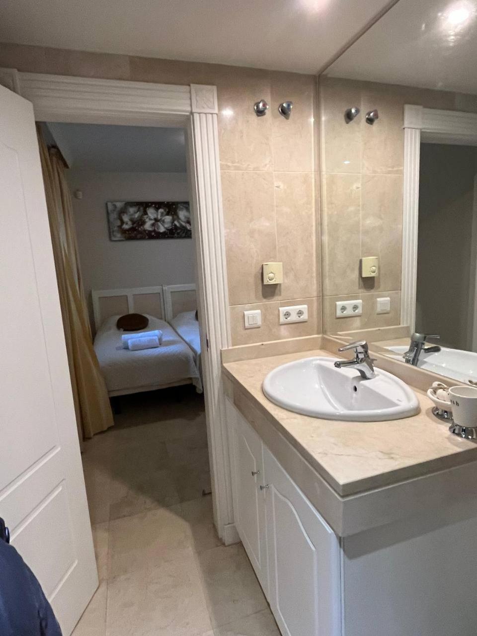 Apartment Piso 2 Habitaciones, Salon 2 Bano En Puerto Banus Vista Mar ! Marbella
