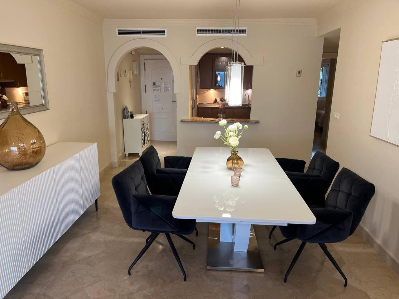 Piso 2 Habitaciones, Salon 2 Bano En Puerto Banus Vista Mar ! Apartment