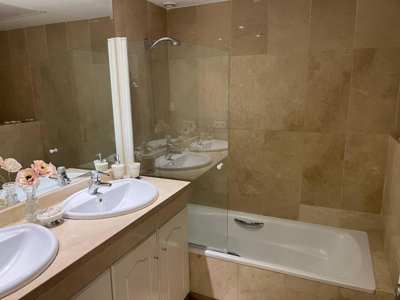 Apartment Piso 2 Habitaciones, Salon 2 Bano En Puerto Banus Vista Mar ! *