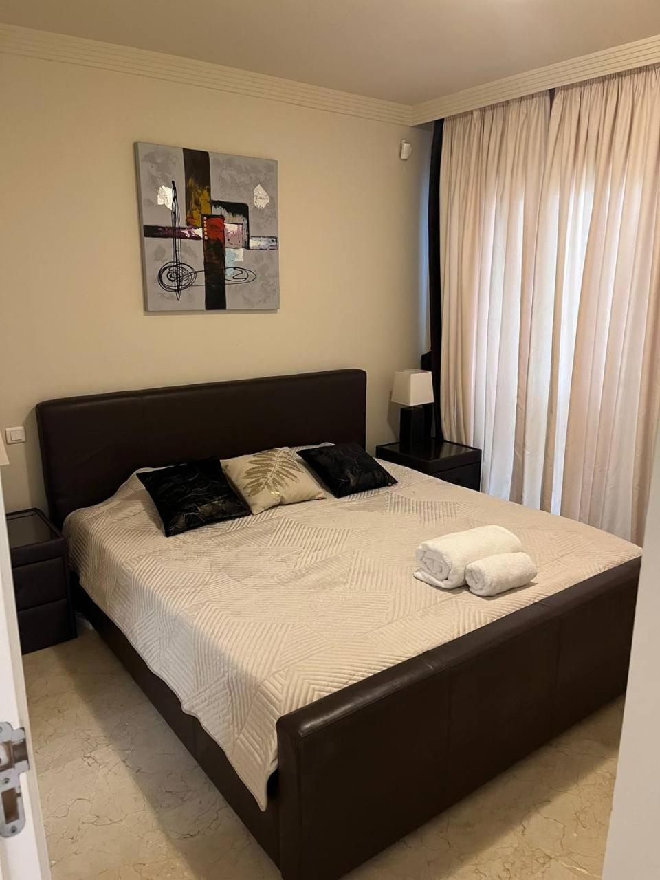 Piso 2 Habitaciones, Salon 2 Bano En Puerto Banus Vista Mar ! *