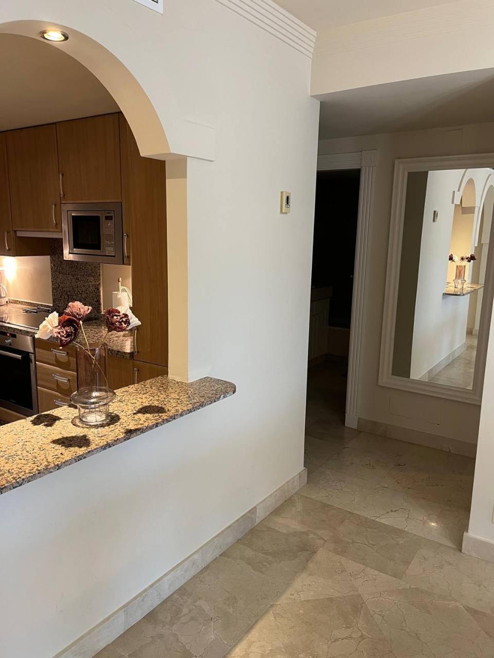 Piso 2 Habitaciones, Salon 2 Bano En Puerto Banus Vista Mar ! Marbella