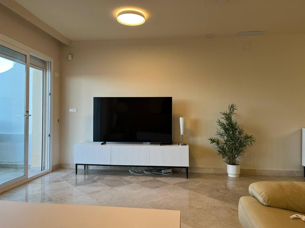 Piso 2 Habitaciones, Salon 2 Bano En Puerto Banus Vista Mar !