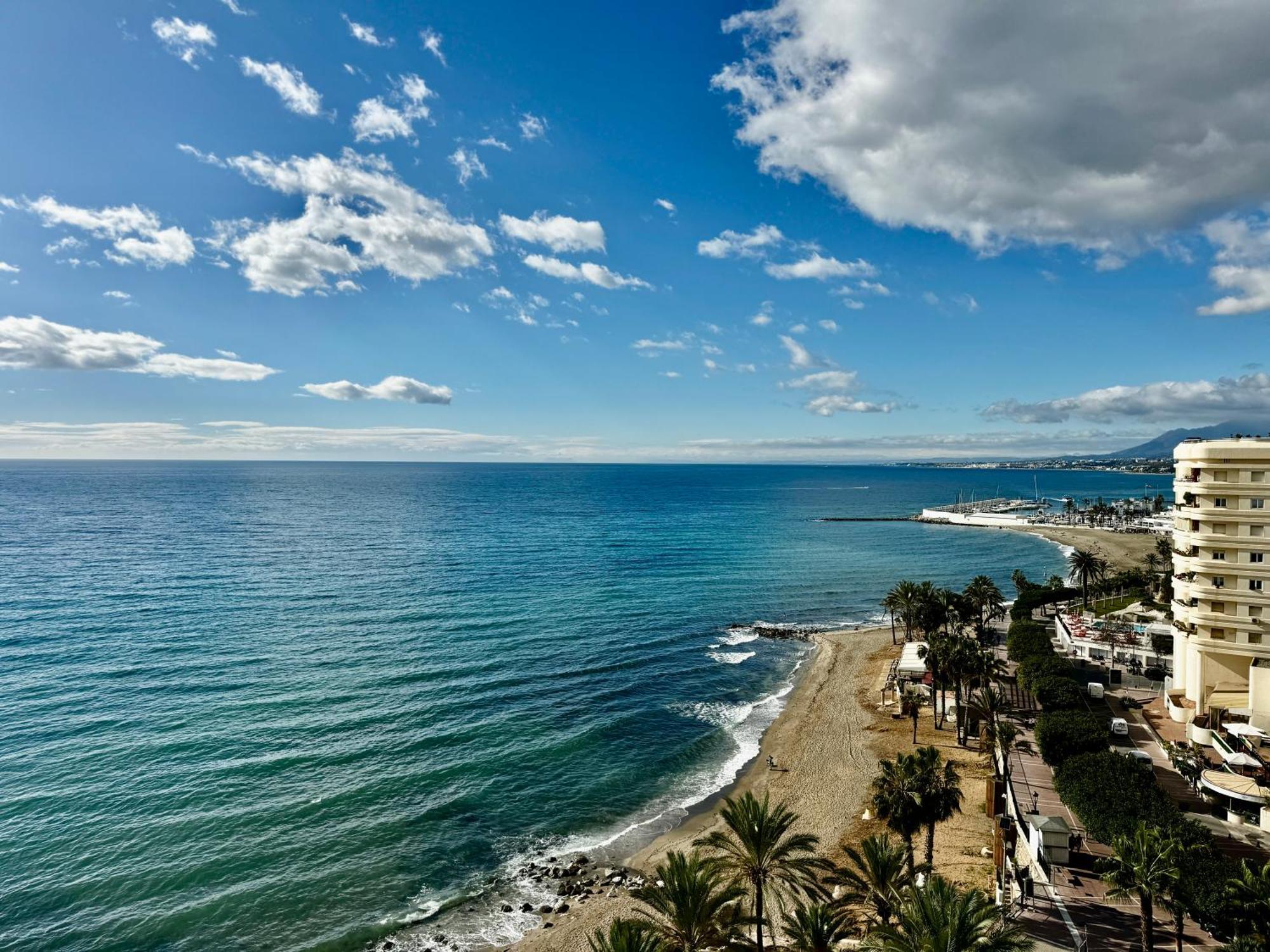 Beachfront Bliss, On The Promenade - Eaw Homes Apartment *
