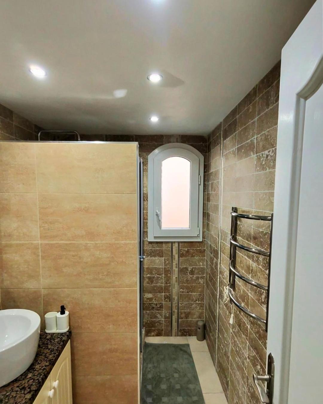 Modern 1br Walk To Beach, Casino & Puerto Banus Apartamento *
