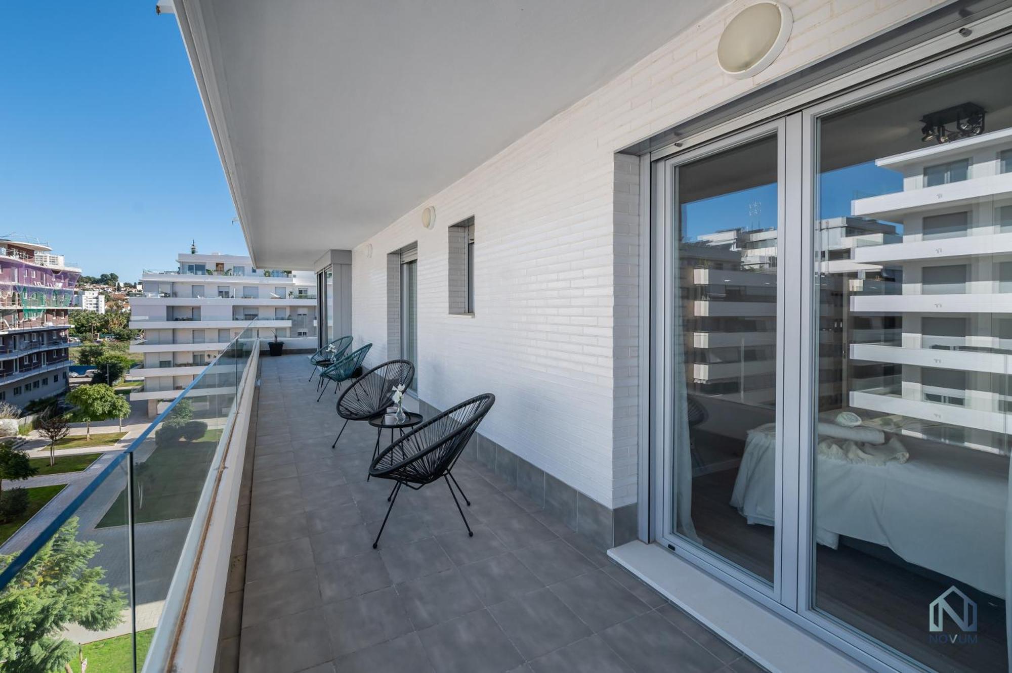 Newly Built 3 Bdrm Modern W Gym, Pool, & Views Appartement *