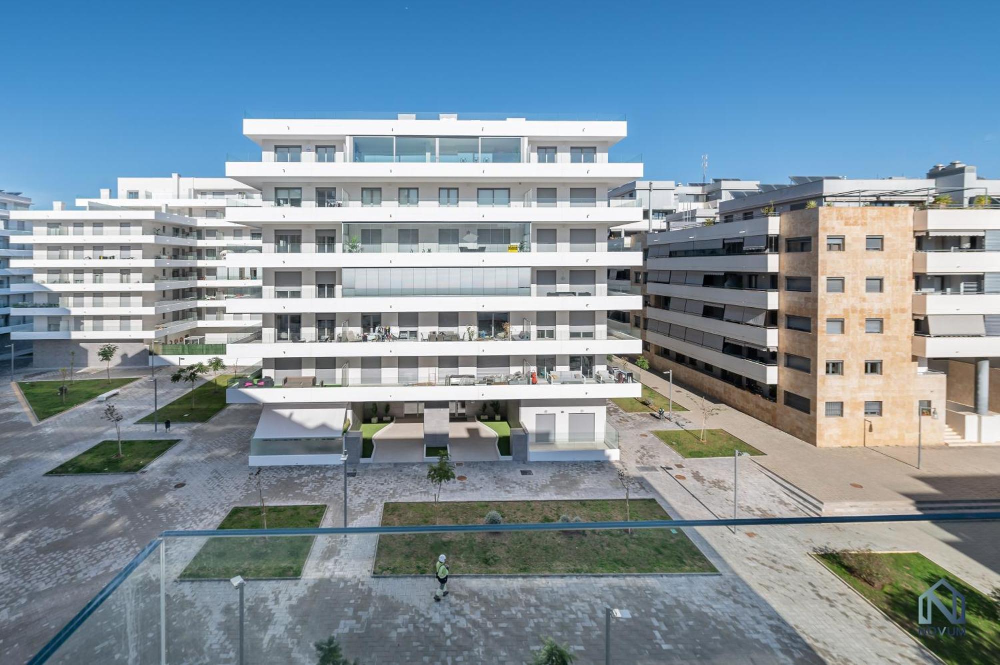 Newly Built 3 Bdrm Modern W Gym, Pool, & Views Appartement *
