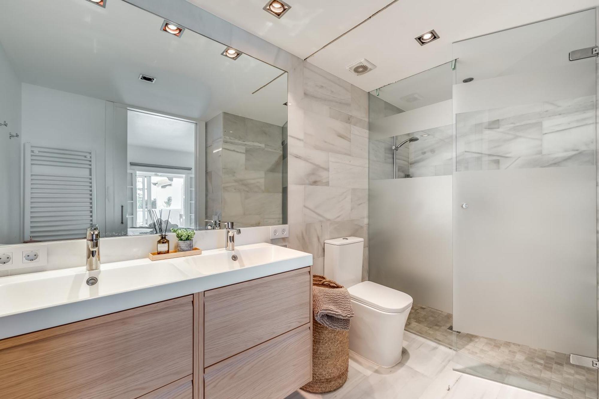 Modern 3 Bdrm With Sea Views & Pool Newly Renovated