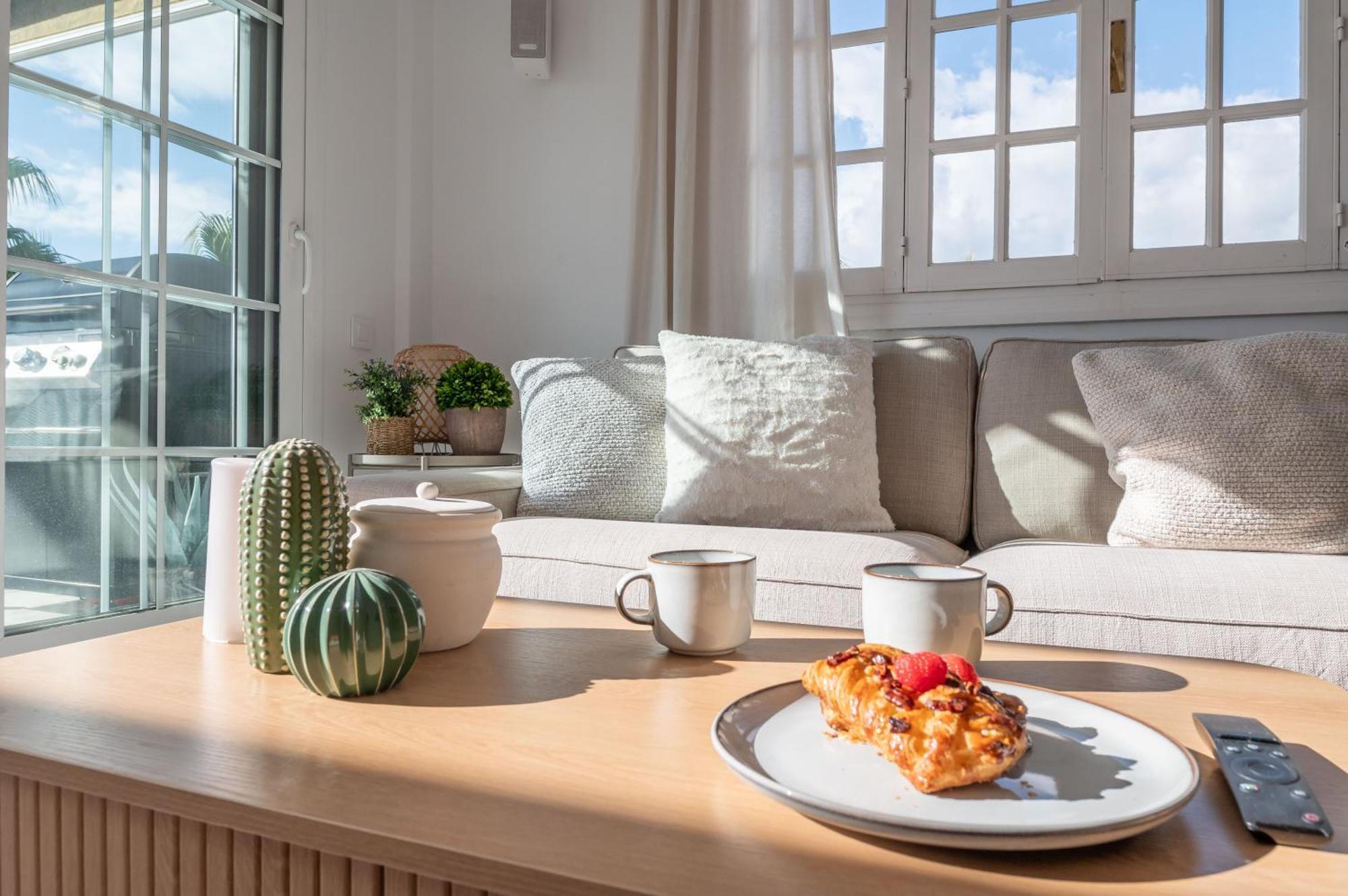 Modern 3 Bdrm With Sea Views & Pool Newly Renovated Apartment