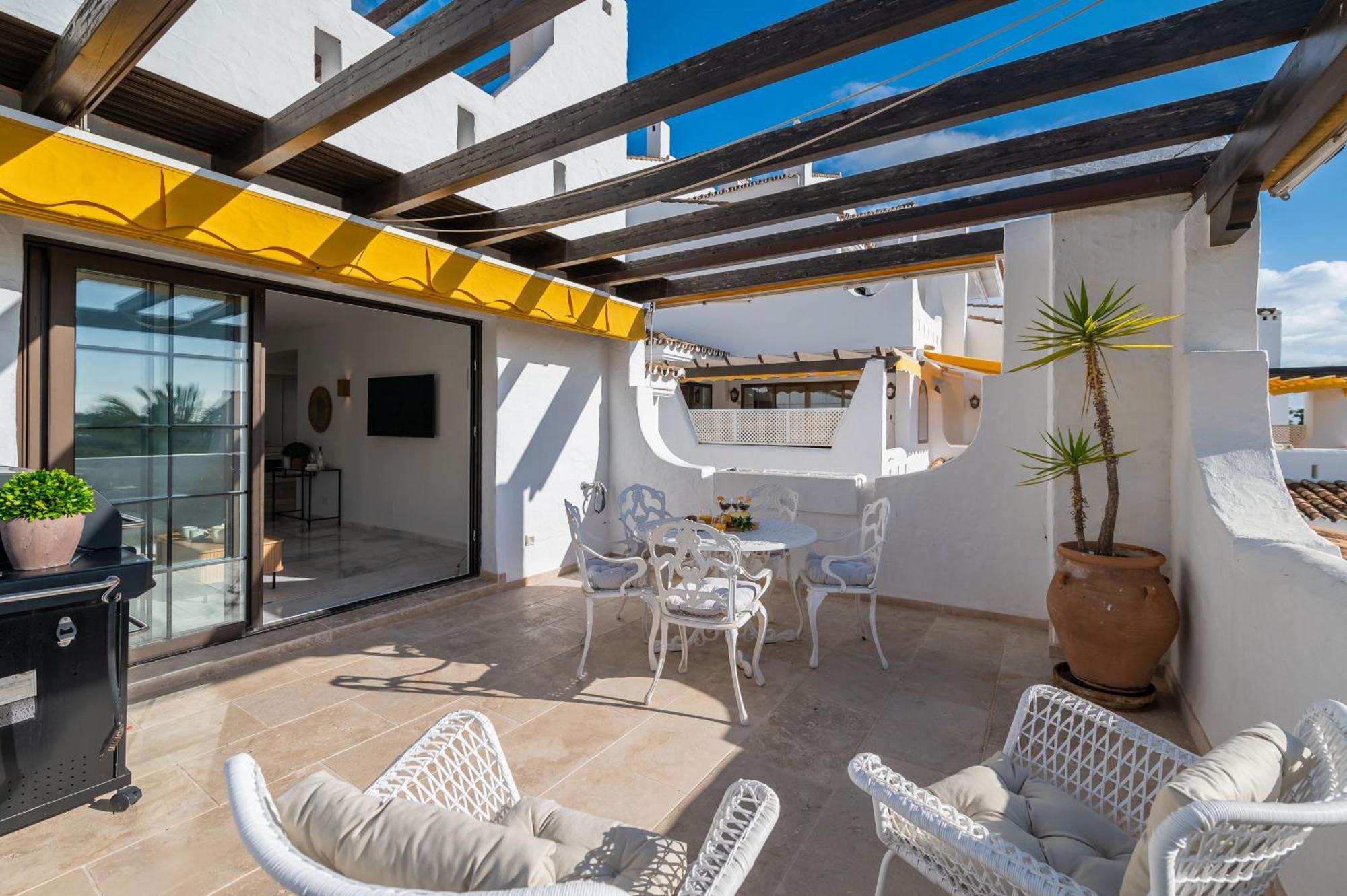 Apartment Modern 3 Bdrm With Sea Views & Pool Newly Renovated