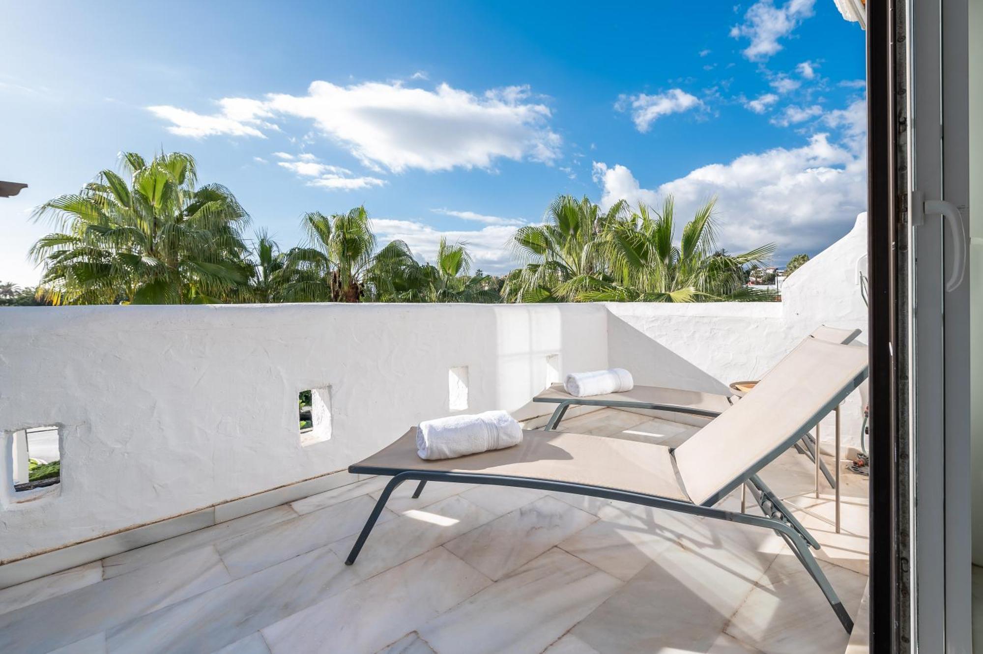 Apartment Modern 3 Bdrm With Sea Views & Pool Newly Renovated