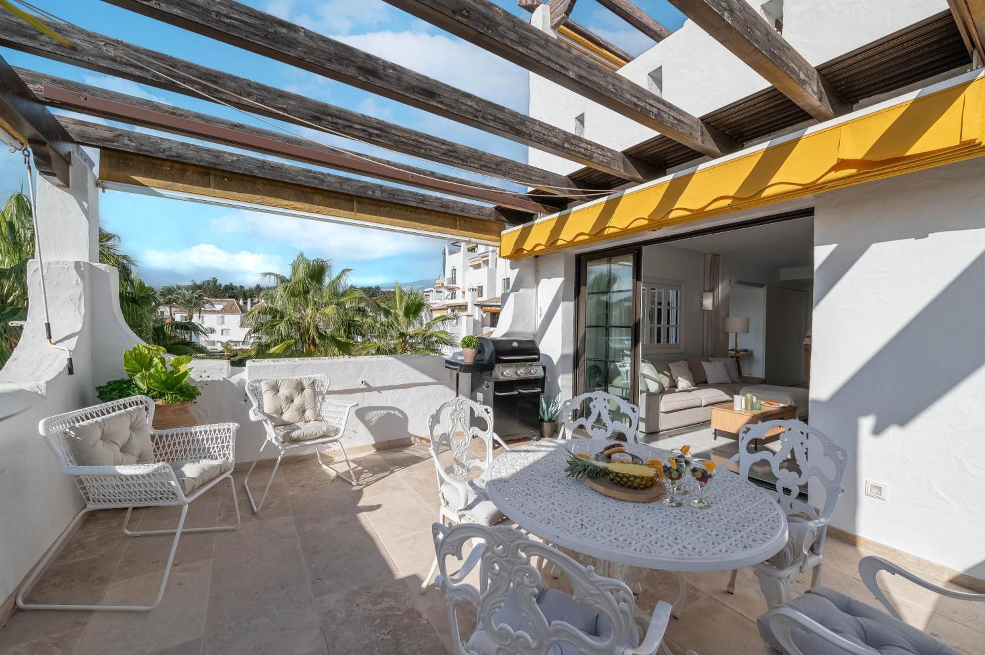 Apartment Modern 3 Bdrm With Sea Views & Pool Newly Renovated *