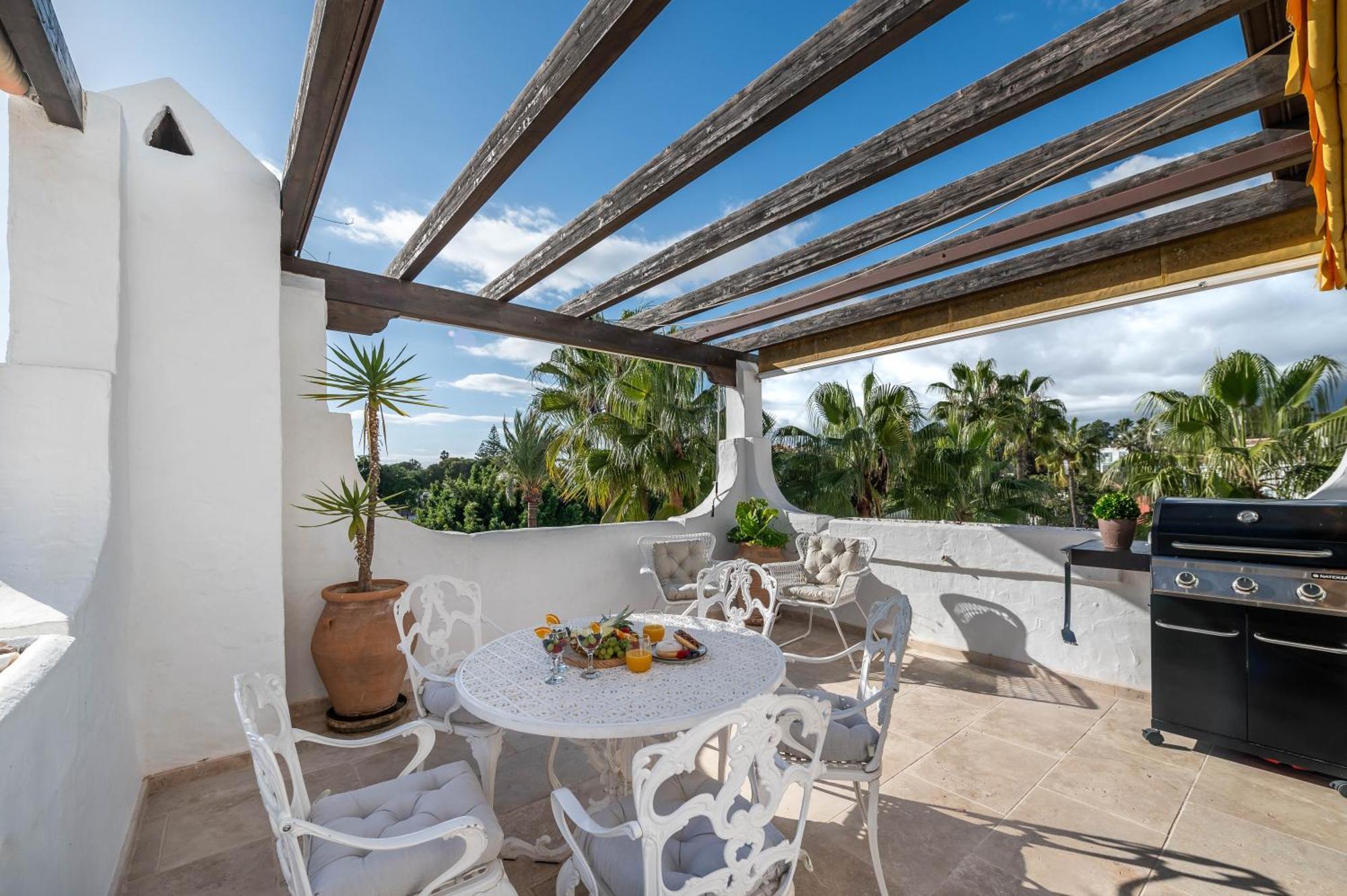 Modern 3 Bdrm With Sea Views & Pool Newly Renovated Apartment