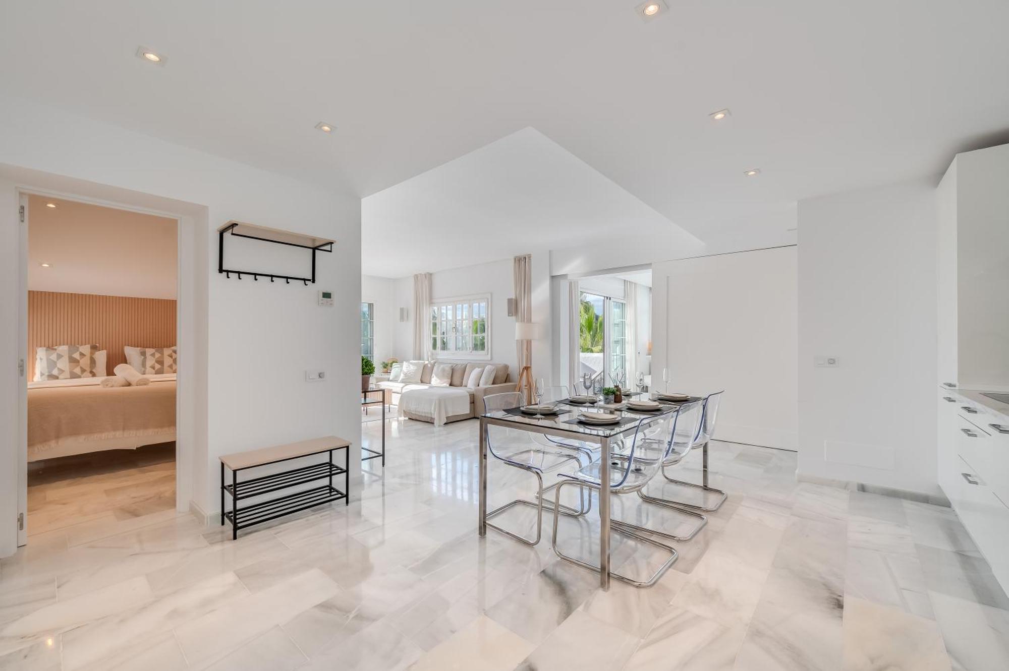 Apartment Modern 3 Bdrm With Sea Views & Pool Newly Renovated