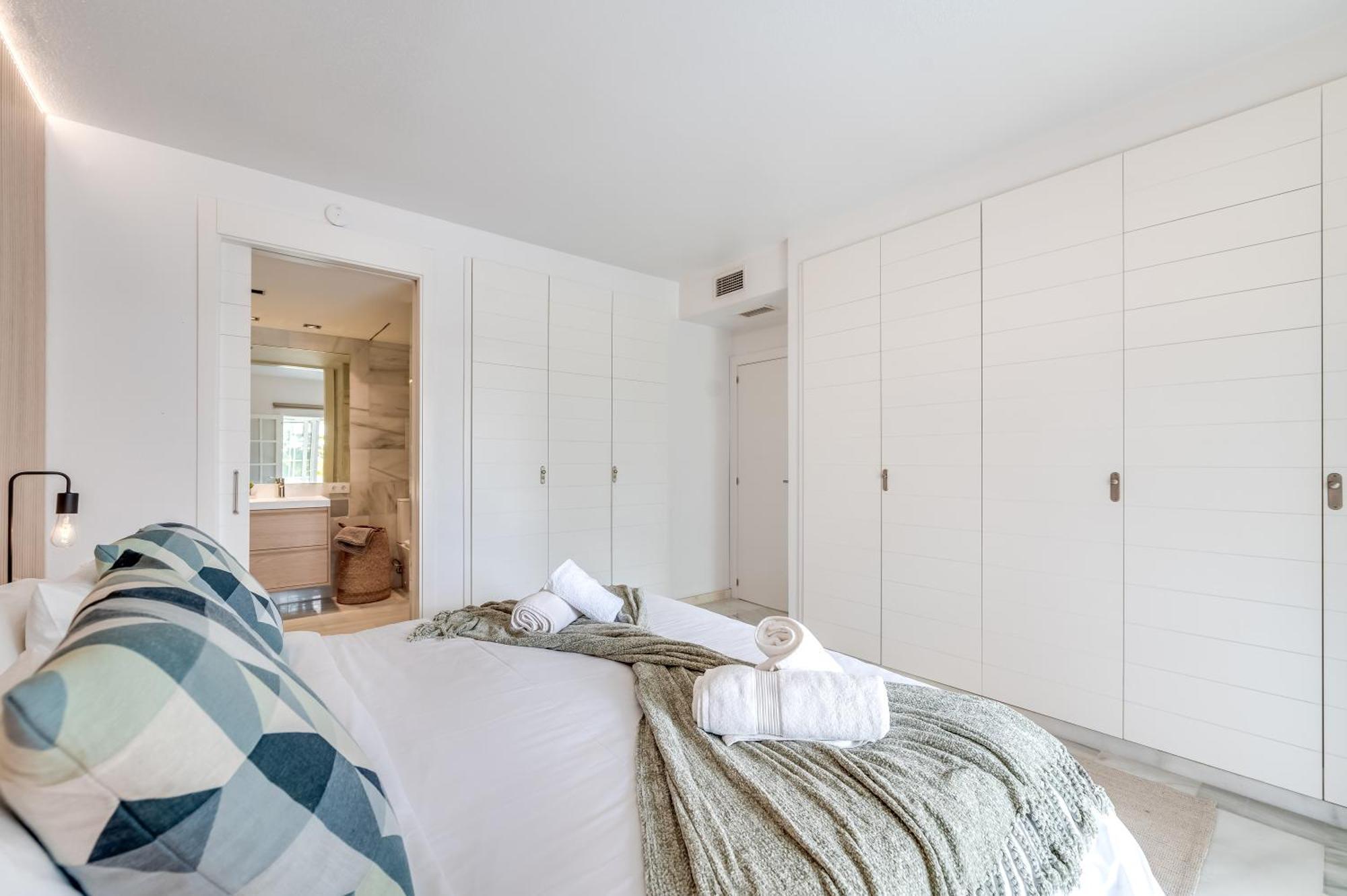 Modern 3 Bdrm With Sea Views & Pool Newly Renovated Apartment *