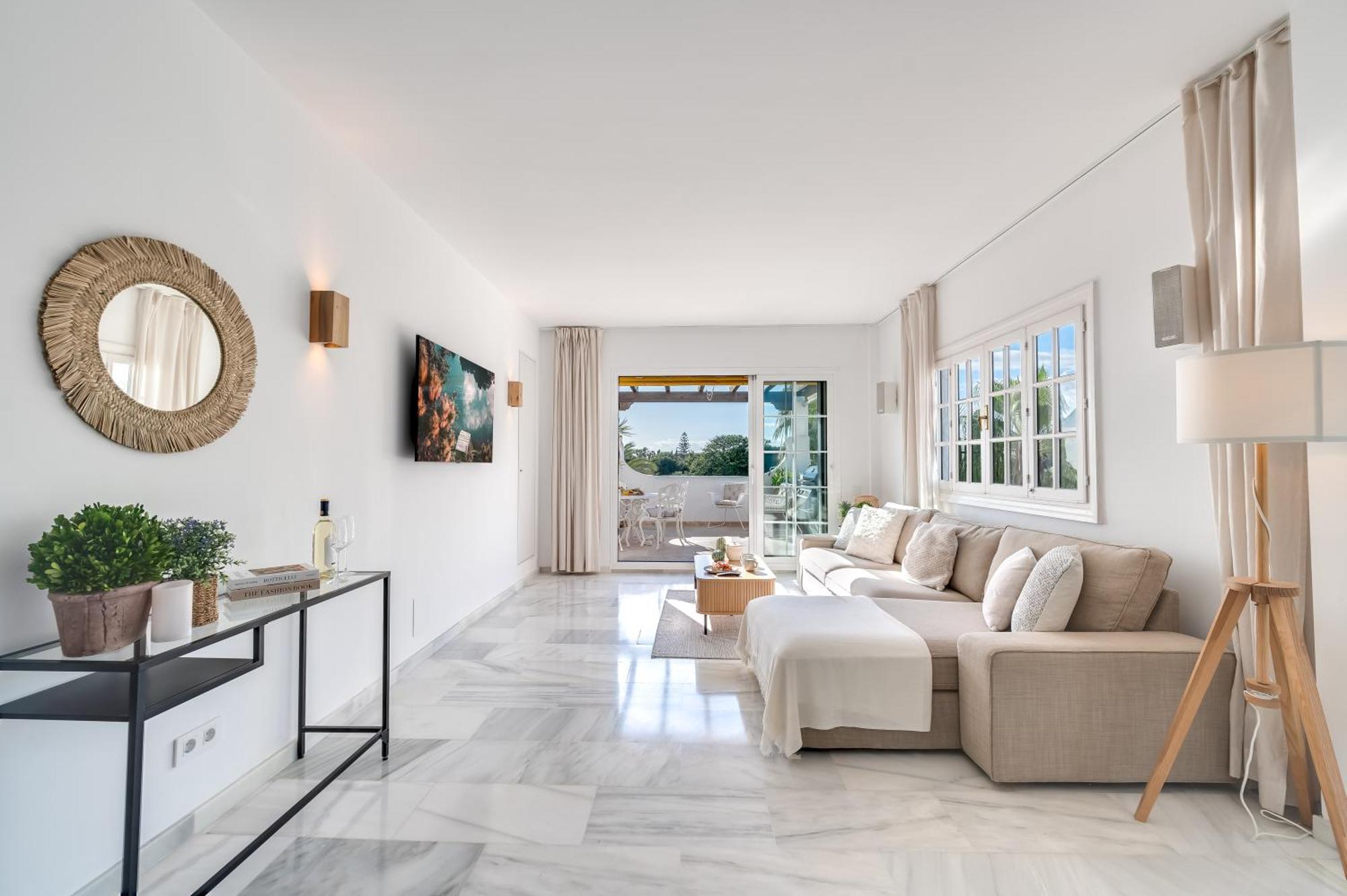 Apartment Modern 3 Bdrm With Sea Views & Pool Newly Renovated *