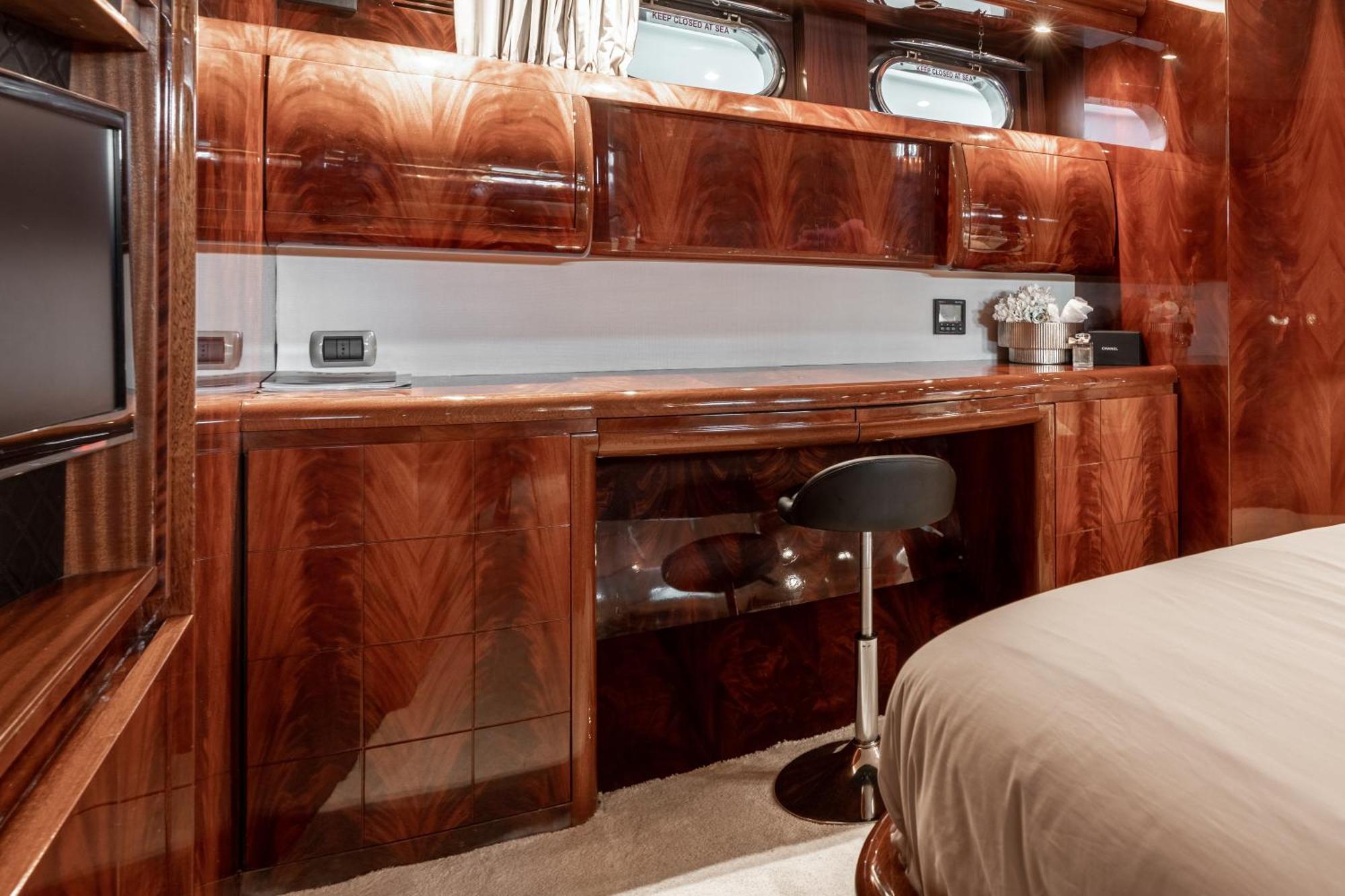 Super Yacht Located In Puerto Banus Hotel en barco *