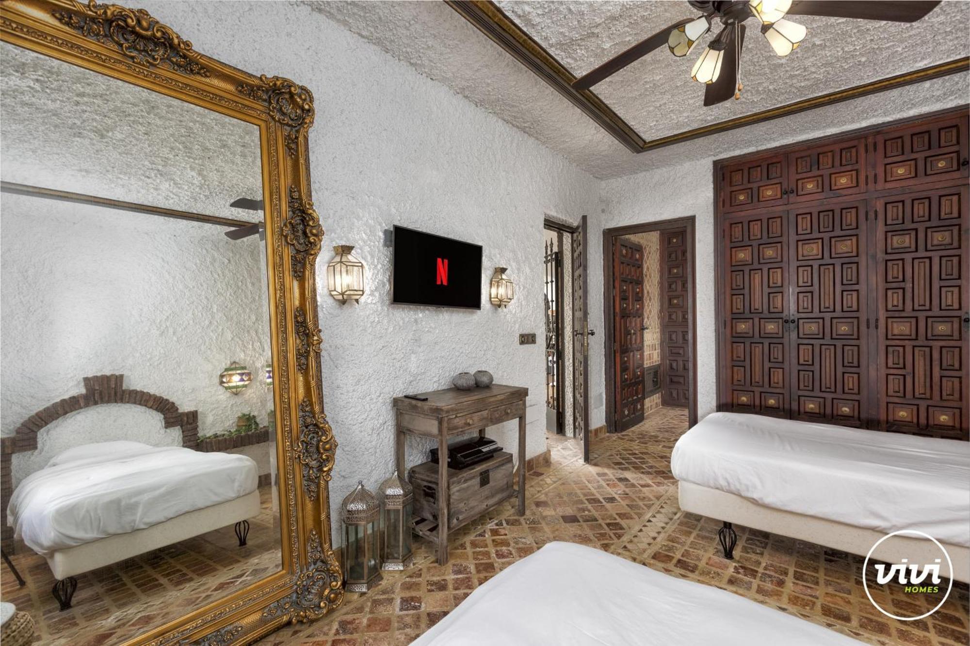 Vivi Homes - Costabella Pool, Sauna, Garden & Villa