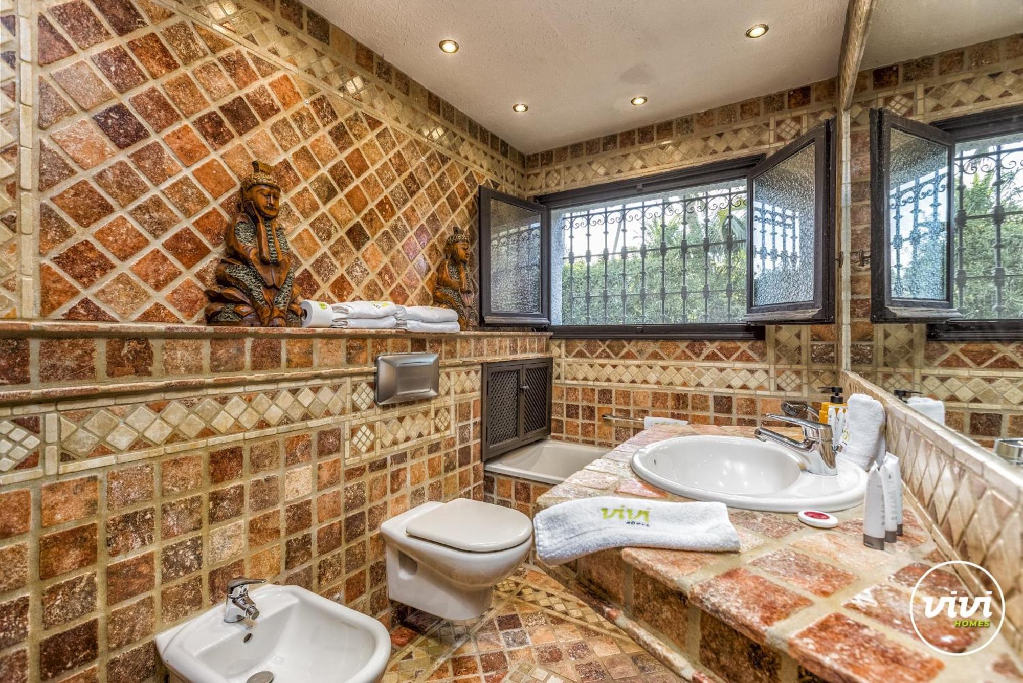 Vivi Homes - Costabella Pool, Sauna, Garden & Villa *