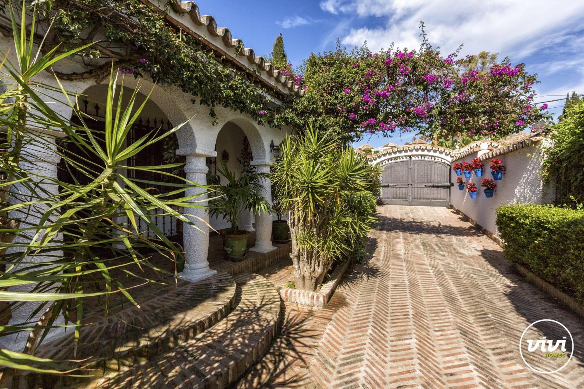 Vivi Homes - Costabella Pool, Sauna, Garden & Villa Marbella