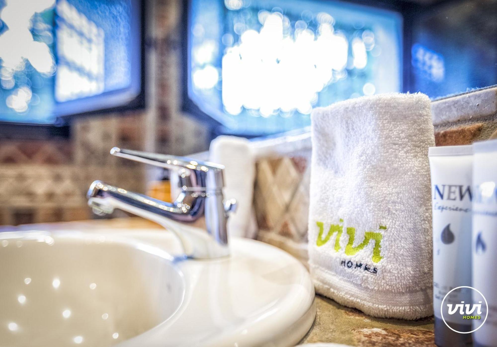 Vivi Homes - Costabella Pool, Sauna, Garden & Villa *