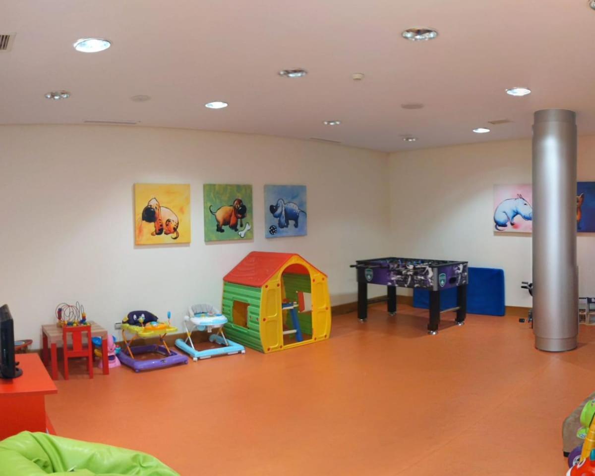Spacious With 3 Pools & Gym