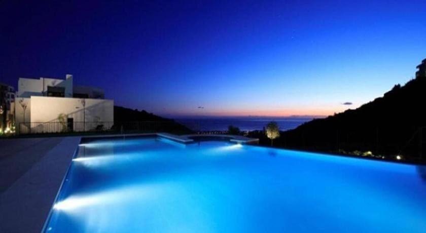 Spacious With 3 Pools & Gym *