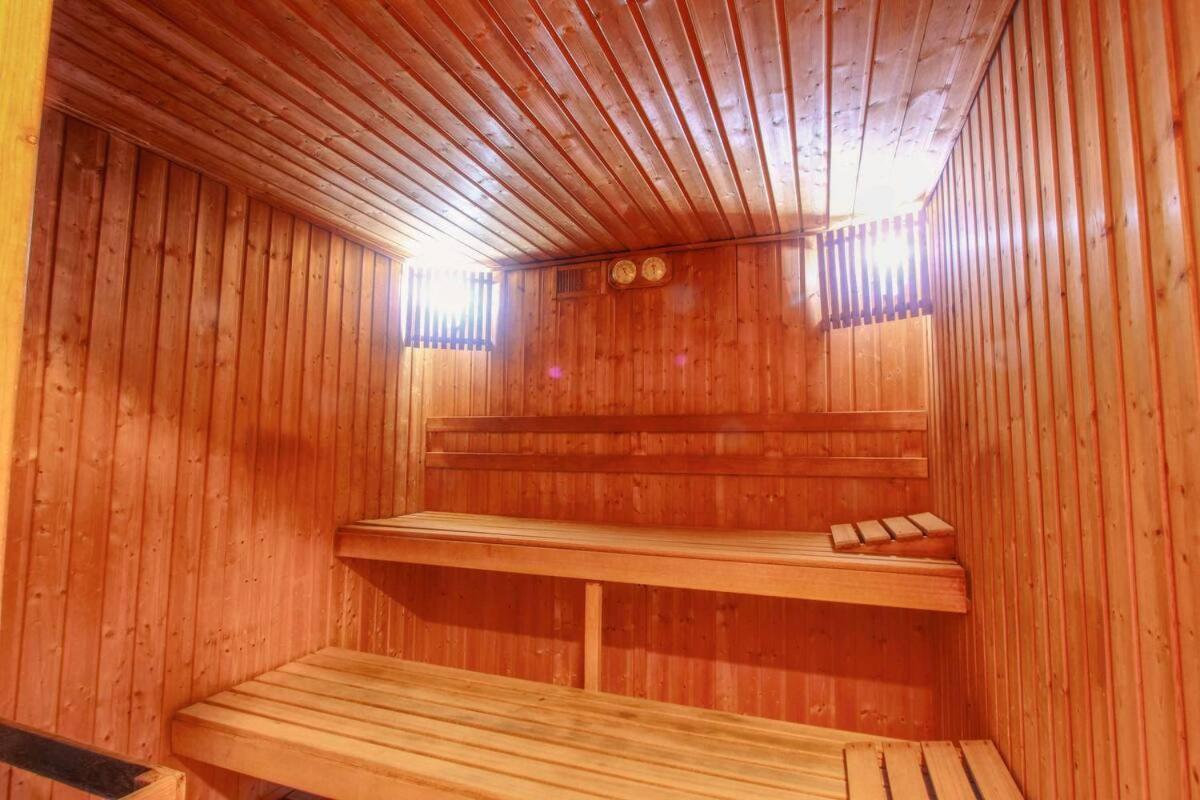 Spacious With 3 Pools & Gym Apartment