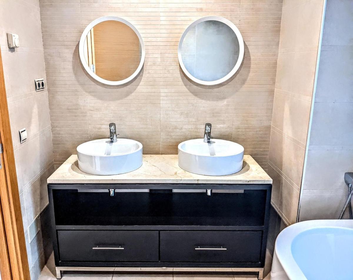 Spacious With 3 Pools & Gym