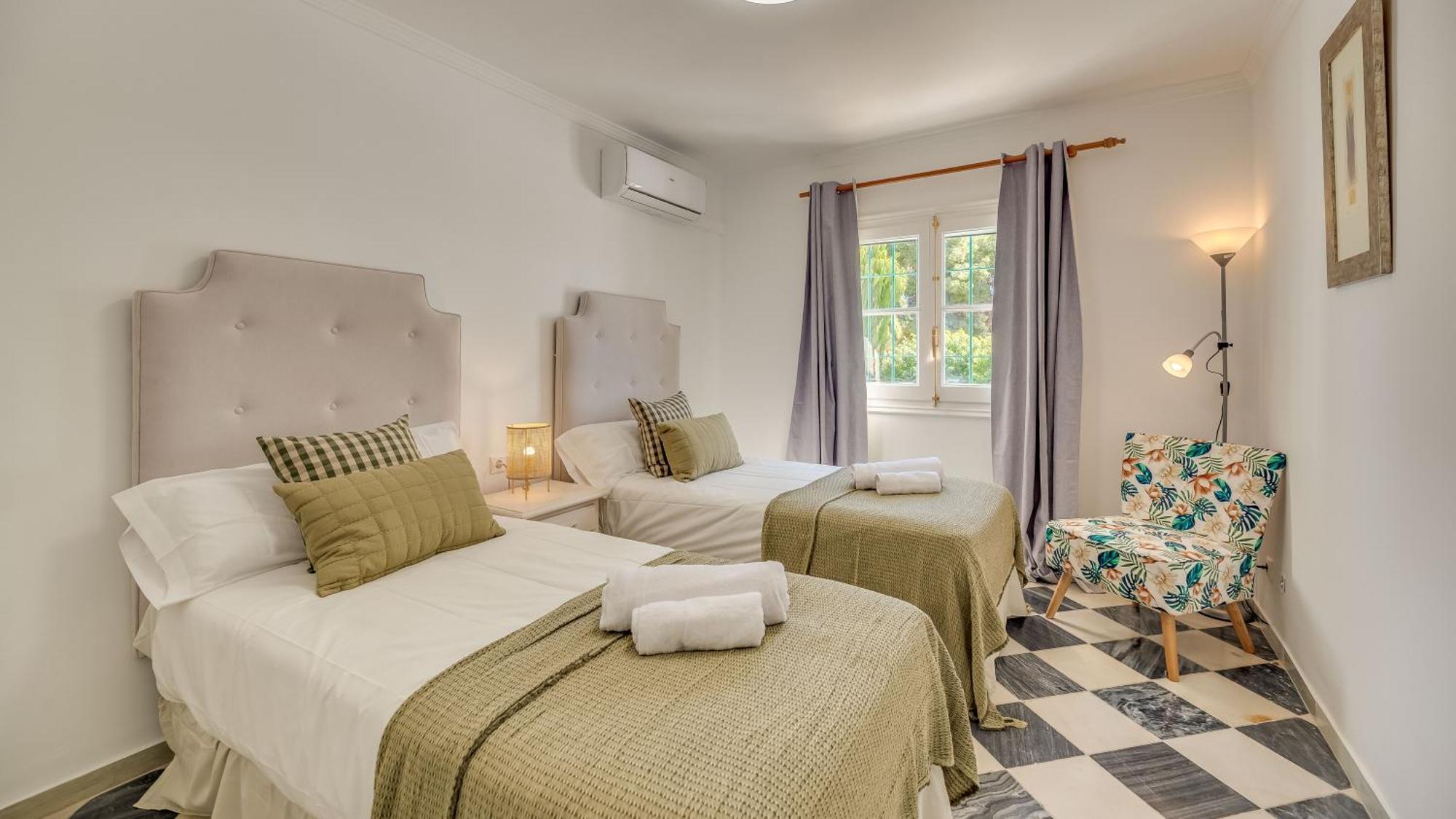Puerto Banus Dreamed Monelos