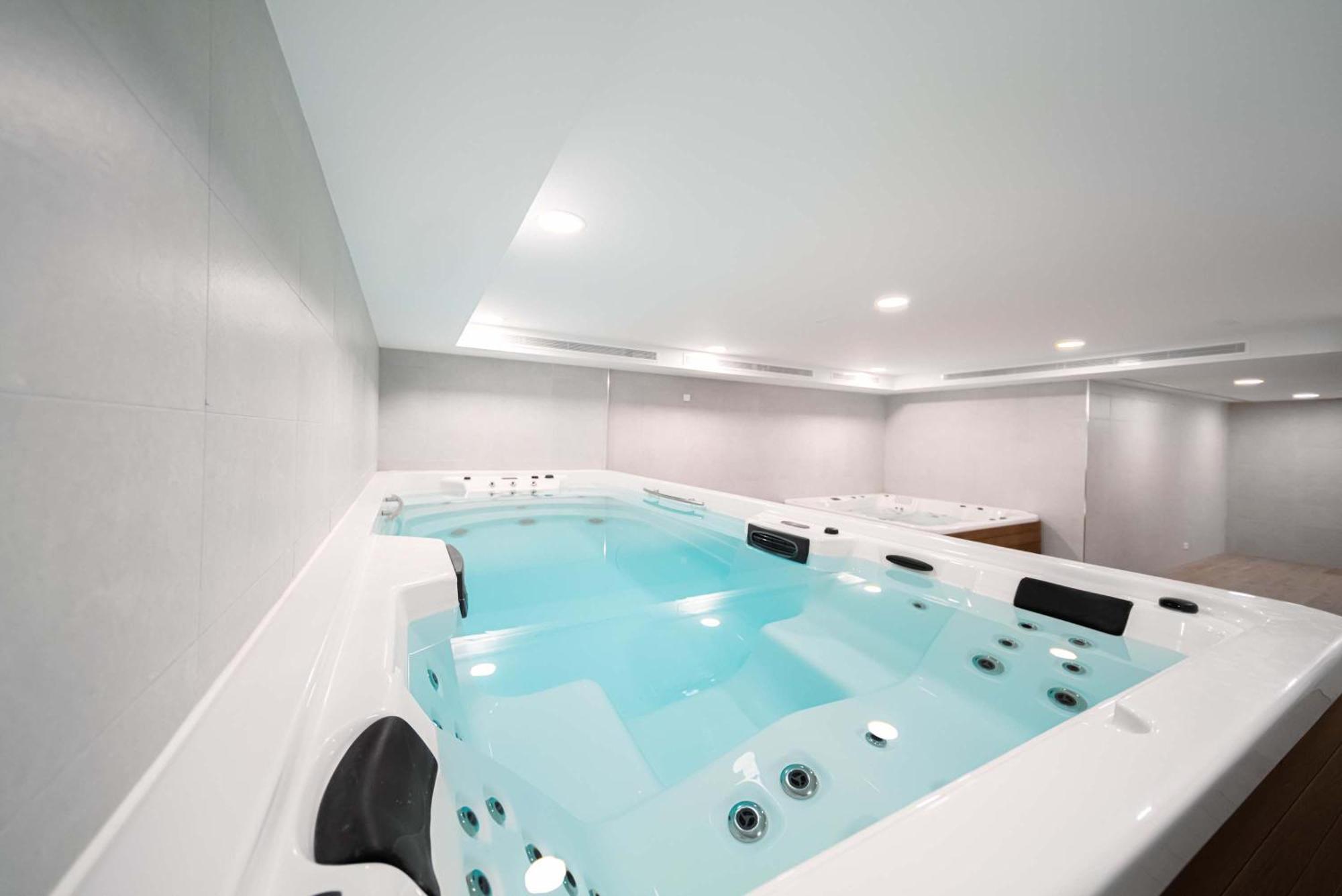 Casa Sol Luxury Rooftop Penthouse Gym Pools Apartment