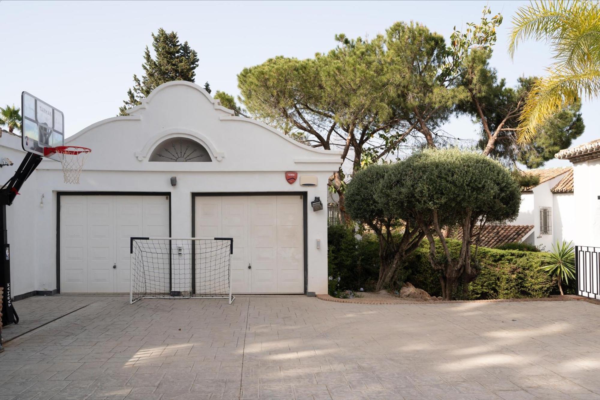 Exquisite 5 Bdrm Luxury W Gym, Bbq, And Pool *