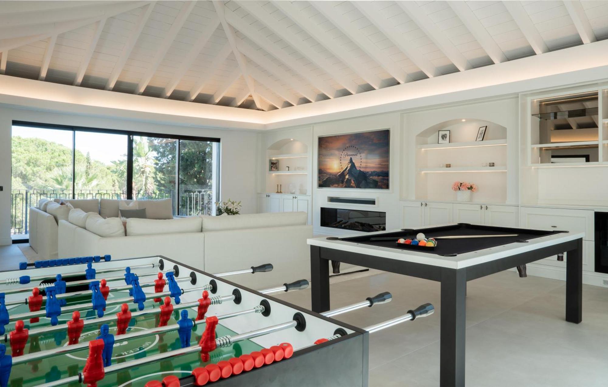 Exquisite 5 Bdrm Luxury W Gym, Bbq, And Pool Apartment