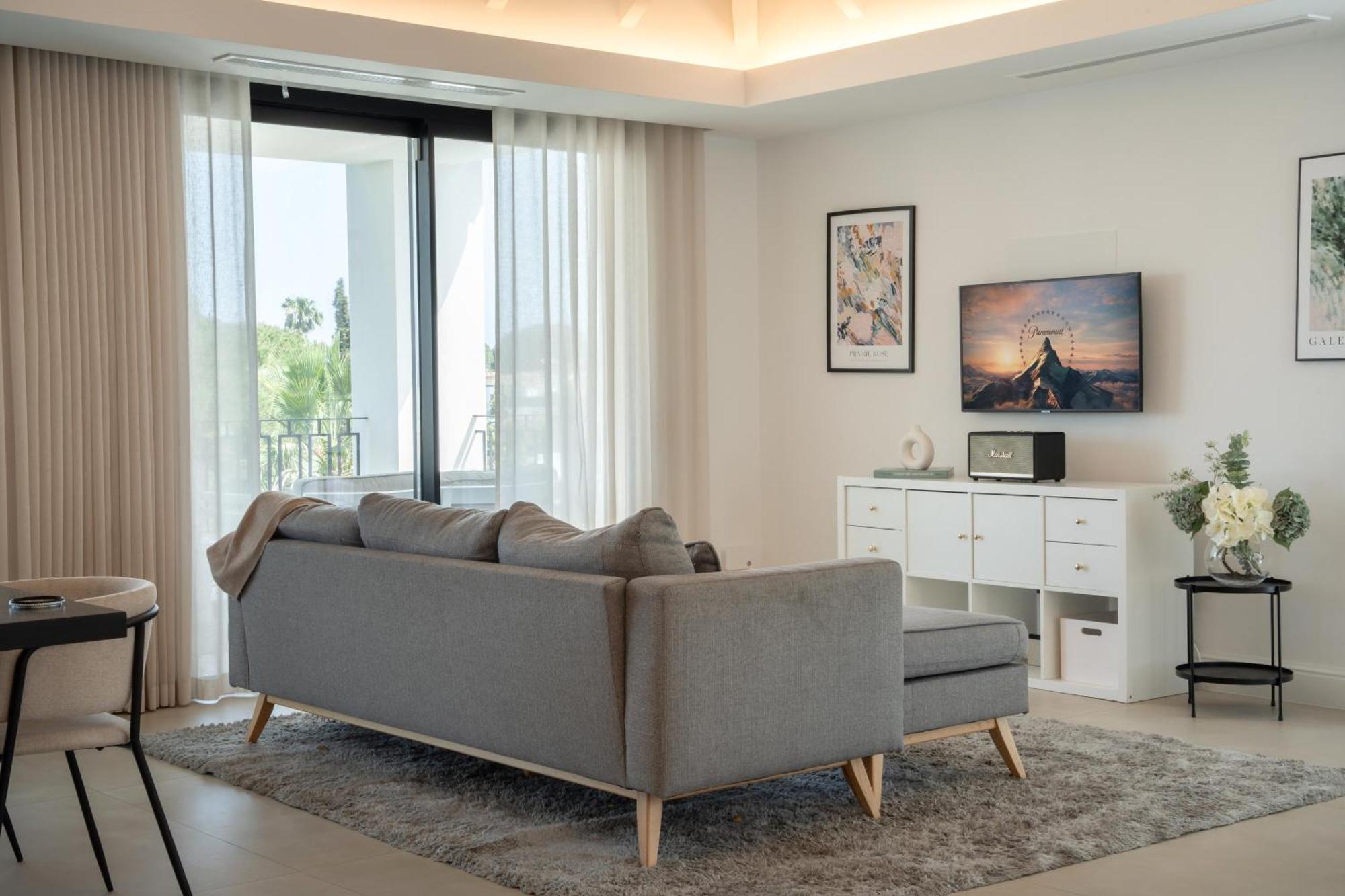 Apartment Exquisite 5 Bdrm Luxury W Gym, Bbq, And Pool *