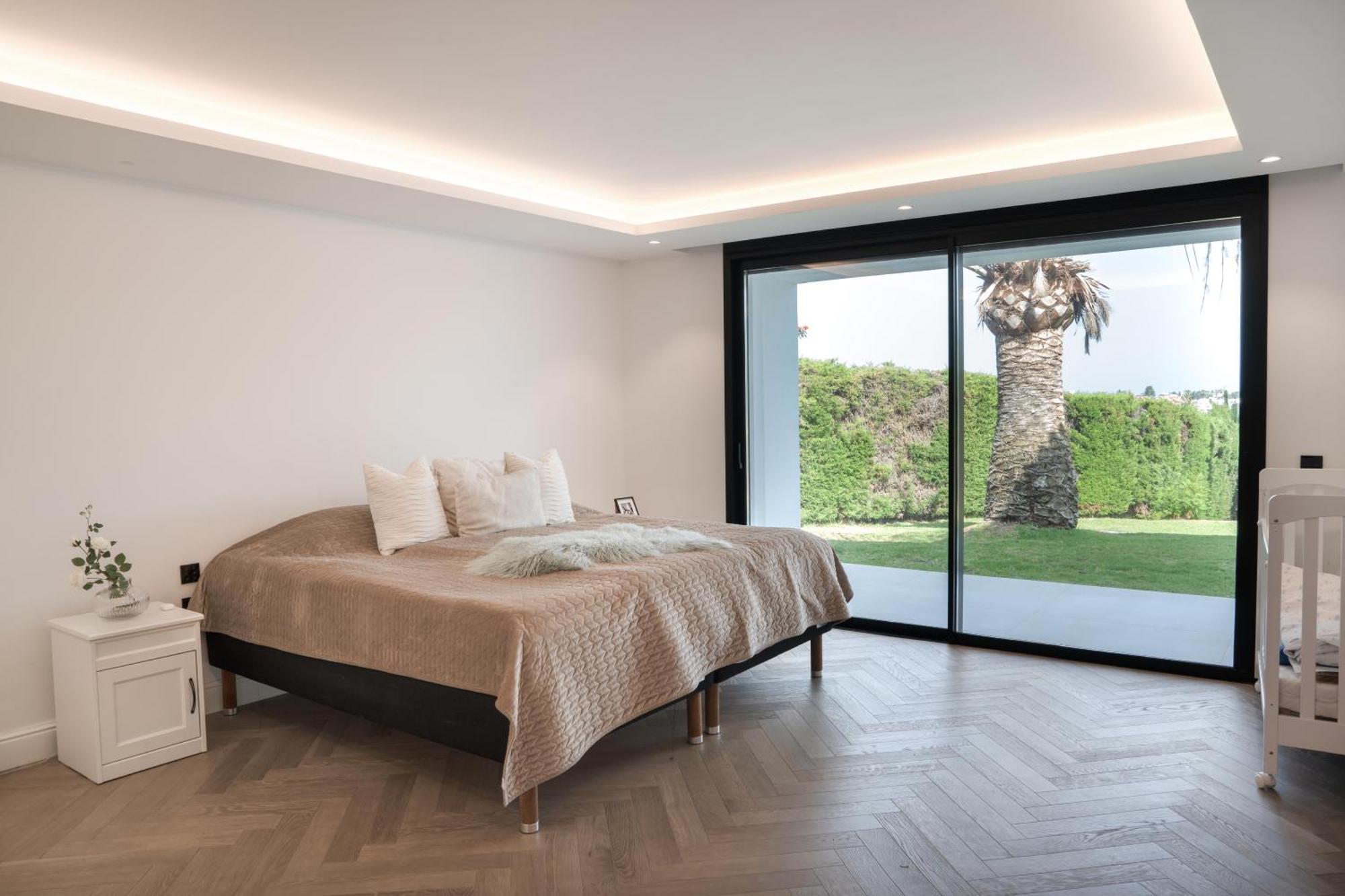 Exquisite 5 Bdrm Luxury W Gym, Bbq, And Pool Apartment
