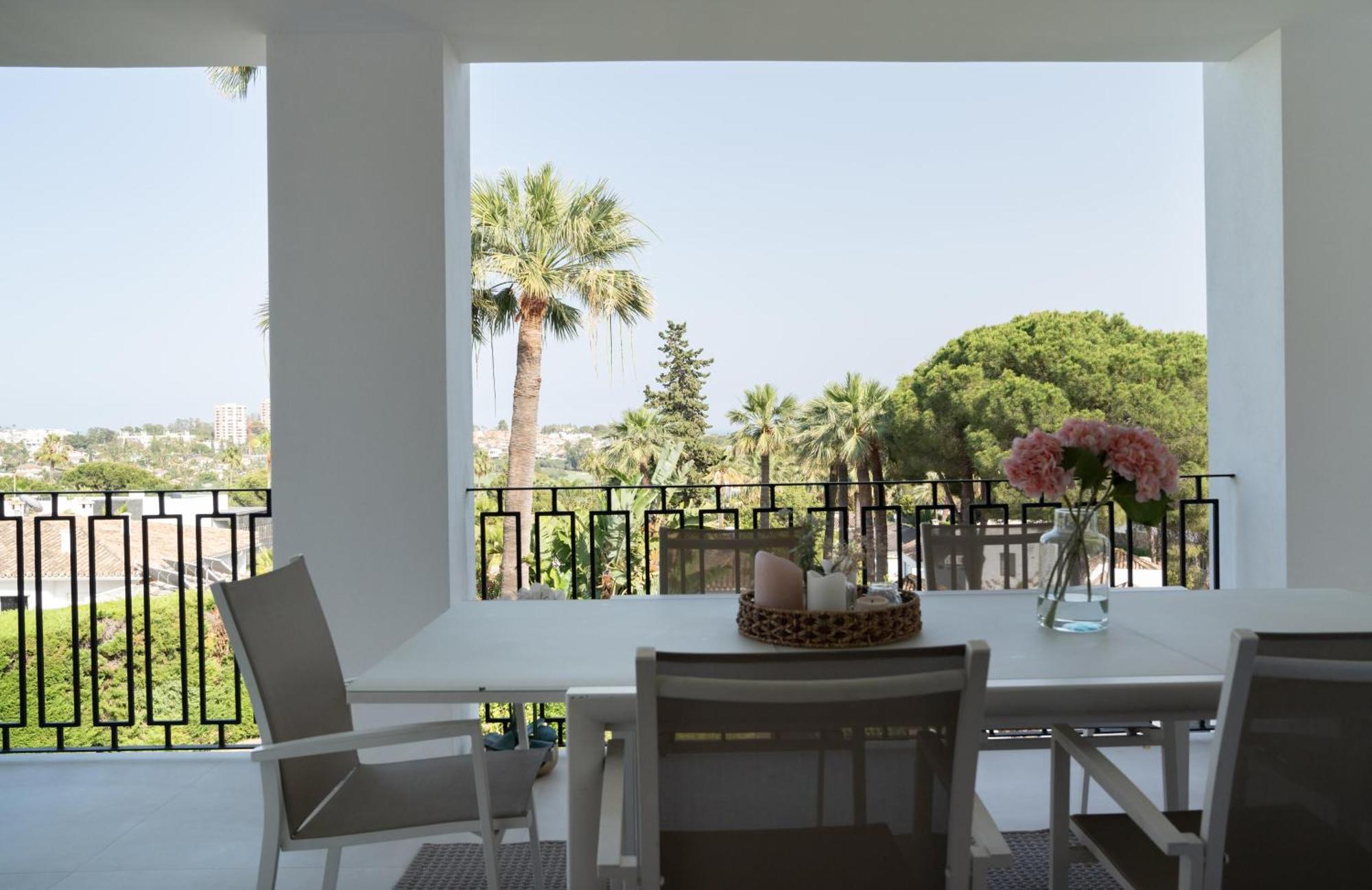 Exquisite 5 Bdrm Luxury W Gym, Bbq, And Pool Apartment *