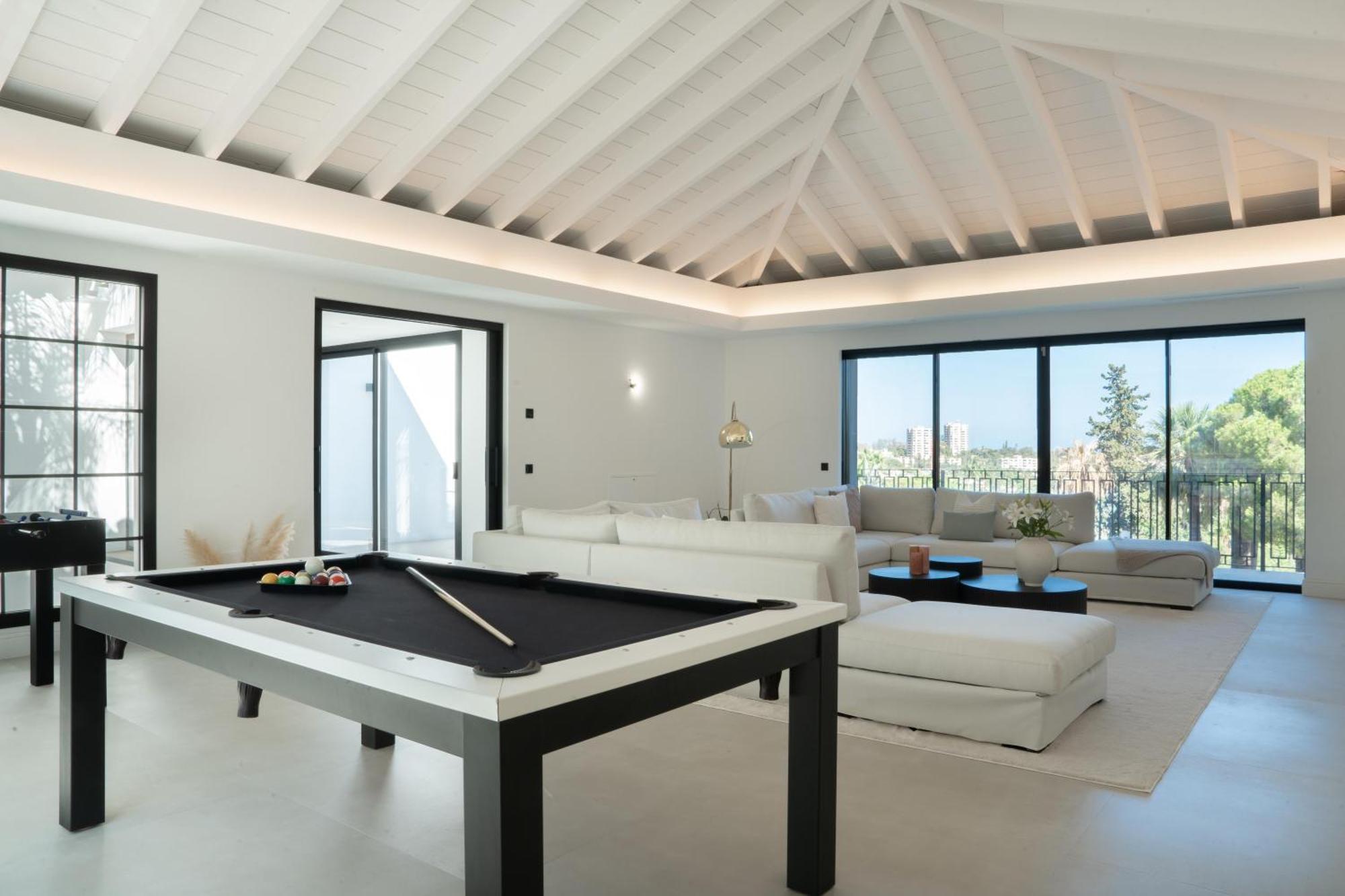 Exquisite 5 Bdrm Luxury W Gym, Bbq, And Pool Apartment Marbella