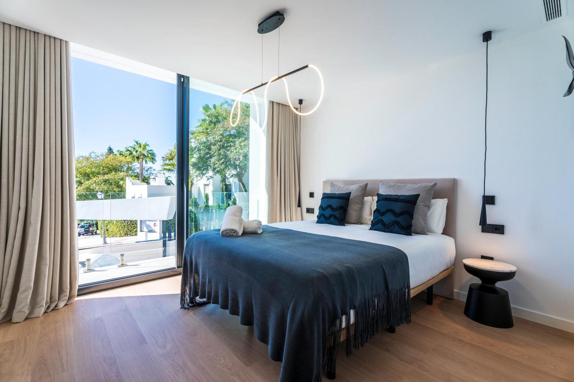 Vacation I La Moderne, Sparkling Heated Pool, Private Gym, Cine Room, Arcade Machines Villa *