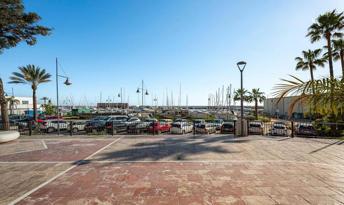 Elegant Apartment, Steps From The Sea With Parking Included