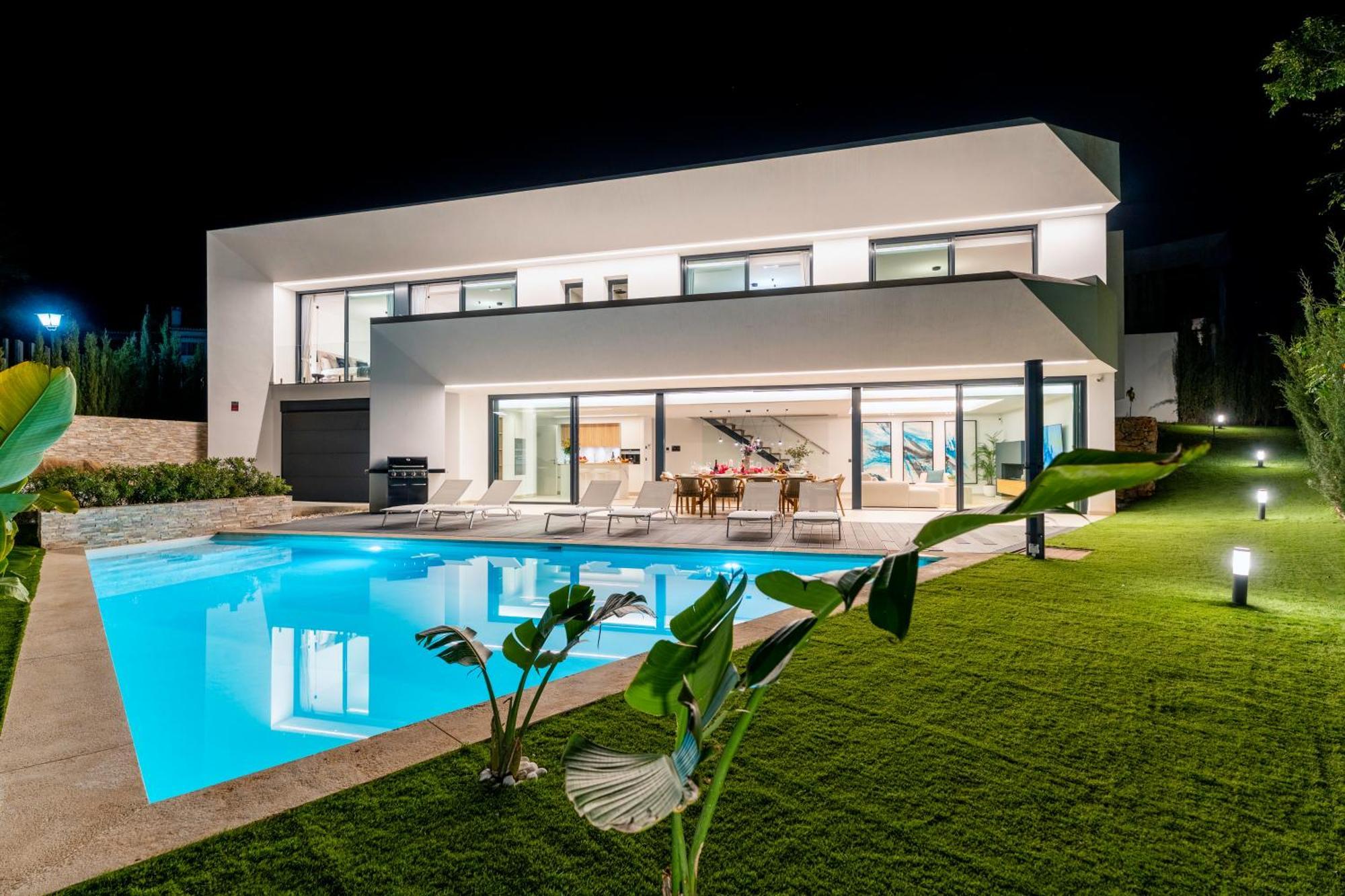 Vacation I La Moderne, Sparkling Heated Pool, Private Gym, Cine Room, Arcade Machines Villa
