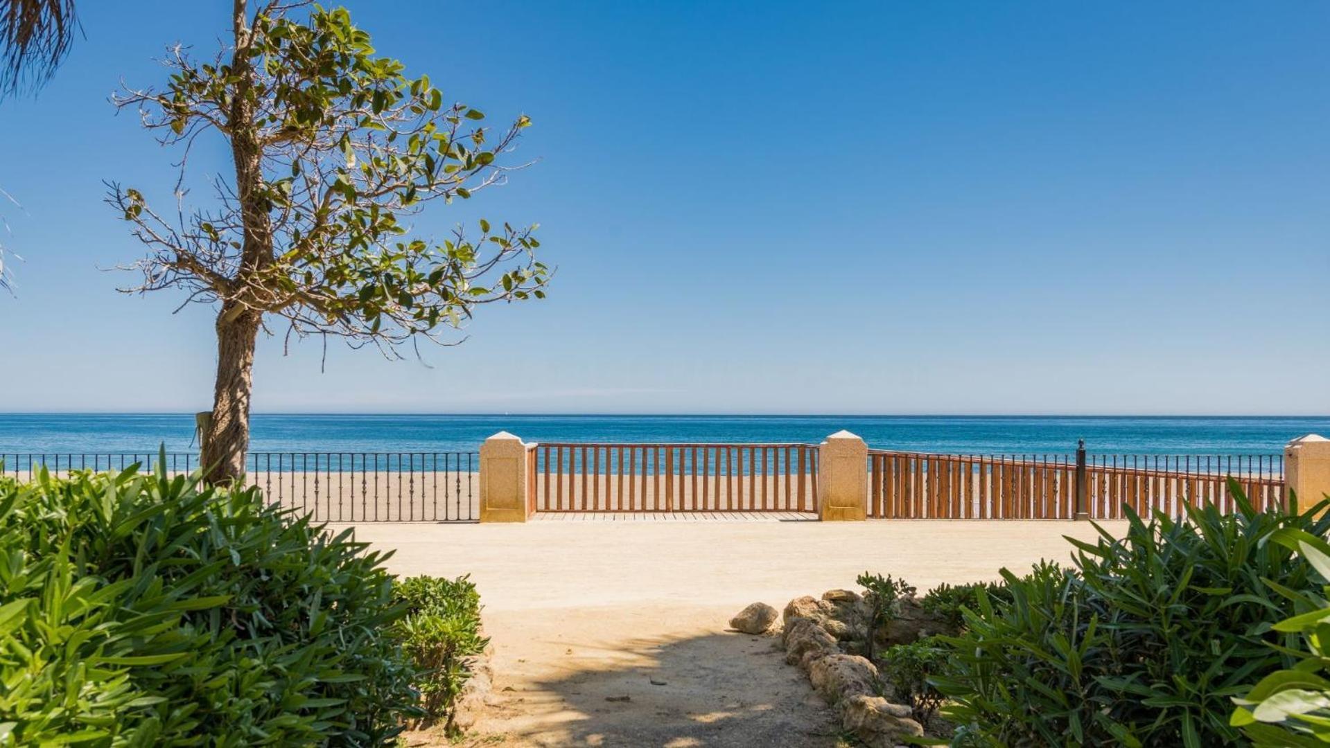 Tas Chill - Puente Romano Beach Front Appartement *