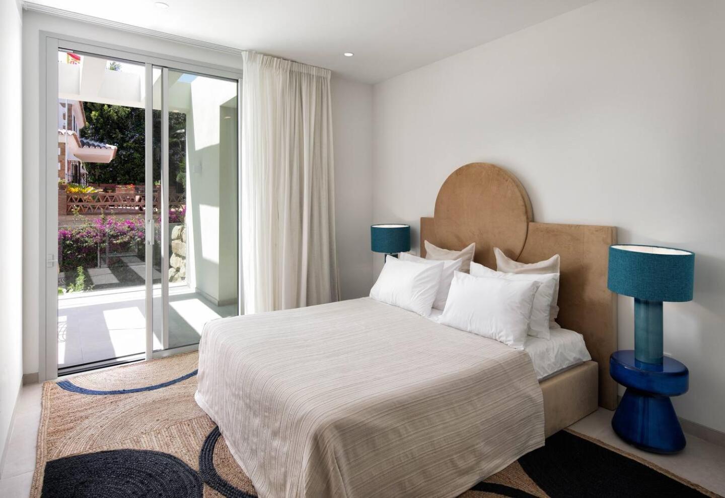 Luxury New Alma- 5bdr, Pool, Garden, Parkin
